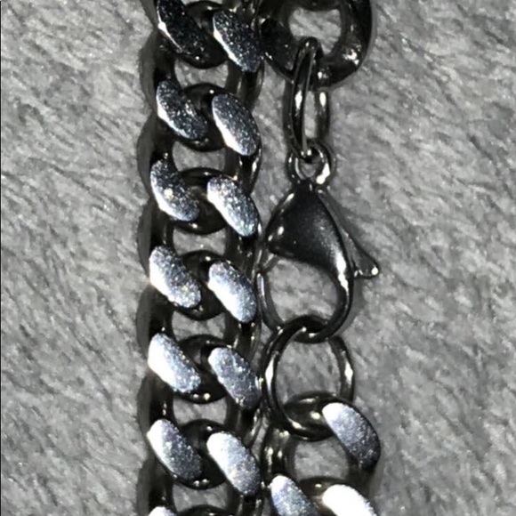 Cuban link chain, Figaro bracelet, signet ring, and middle finger ring - Picture 8 of 8